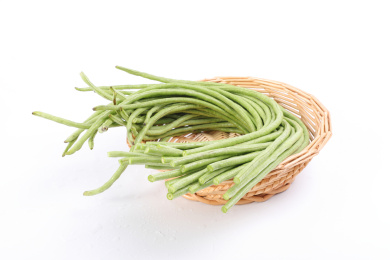 白色背景上的新鲜绿色蔬菜长豆角