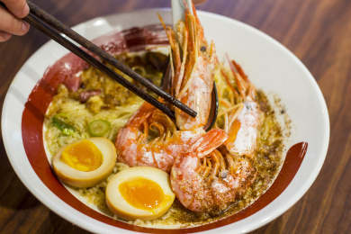 日本料理美味海鲜大虾拉面