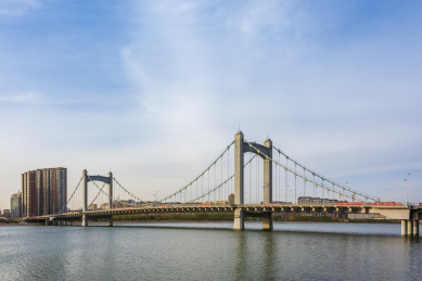 中国辽宁省朝阳市大凌河麒麟大桥风光