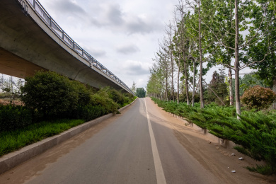 中国北方城市中高架路的上坡匝道