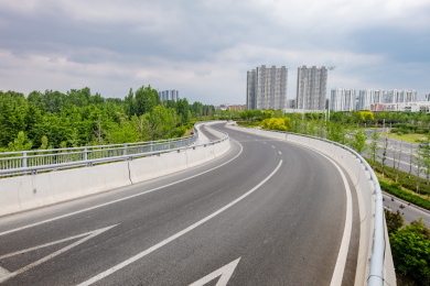 俯拍高架桥入口机动车和非机动车匝道