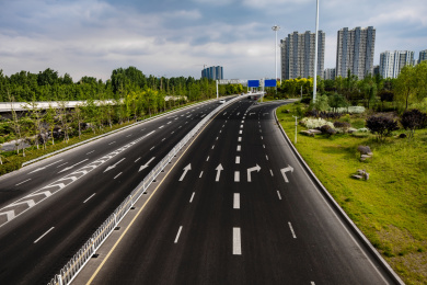 俯拍与穿过高架桥下的八车道主路