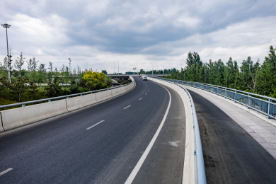 仰拍高架桥入口机动车和非机动车匝道