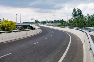 仰拍高架桥入口机动车和非机动车匝道