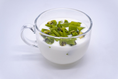 用透明的玻璃杯装的酸奶猕猴桃块