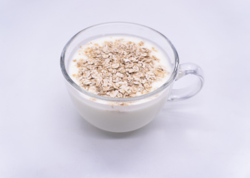 用白色透明玻璃杯装的酸奶和燕麦