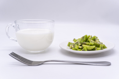 有酸奶和猕猴桃块带叉子的丰富早餐