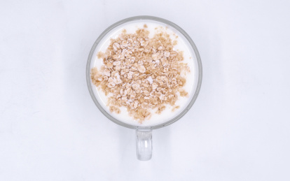 用白色透明玻璃杯装的酸奶和燕麦