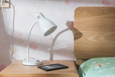 实木床头柜和简约白色小台灯