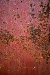 古老的红色铁皮被腐蚀的锈迹斑斑