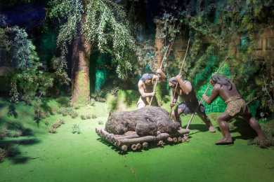 市临淄区齐陵镇后李文化遗址上的中国古车博物馆内原始人类生活场景