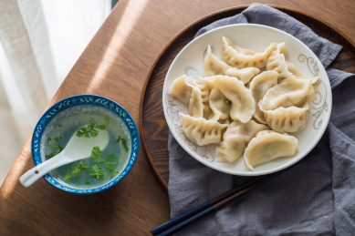 实木餐桌上煮熟的中华传统美食饺子