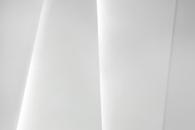  带有发光线条的浅灰色展示墙面