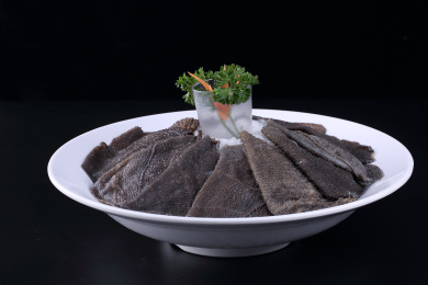 白圆盘子里的汤锅火锅配菜，重庆火锅食材毛肚
