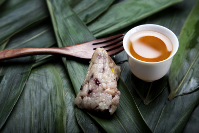 端午节粽叶白瓷品杯特级祁门红茶红亮汤色