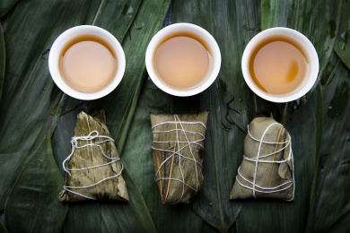 端午节粽叶白瓷品杯特级祁门红茶红亮汤色