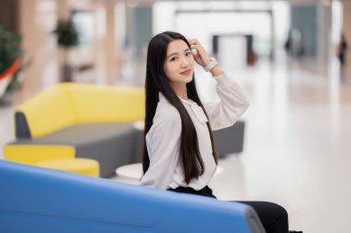  漂亮的女生坐在图书馆沙发上