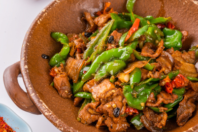 白色背景下的一盘香辣湖南菜，农家小炒肉