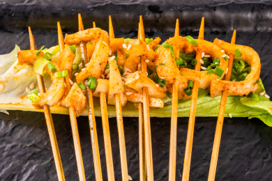 黑色盘里一串串的烧烤黄喉,动物喉咙气管