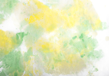 淡黄和淡绿色在宣纸上晕染出来的抽象艺术底纹背景