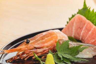 木制餐桌上精致的日式料理