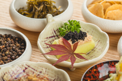 木制餐桌上精致的日式料理