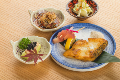 木制餐桌上精致的日式料理