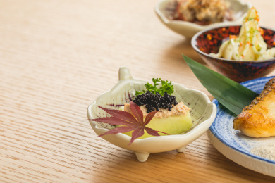 木制餐桌上精致的日式料理