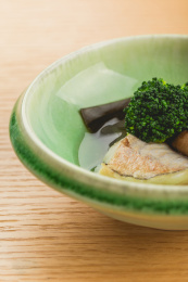 木制餐桌上的日式蔬菜料理