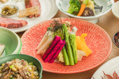 木制餐桌上精致的日式料理