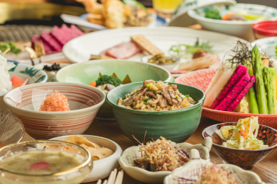 餐桌上精致的日式烤肉料理