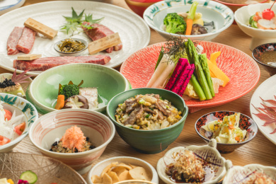 餐桌上精致的日式烤肉料理