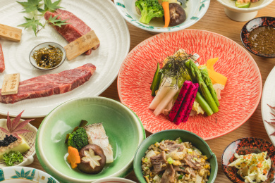 餐桌上精致的日式烤肉料理