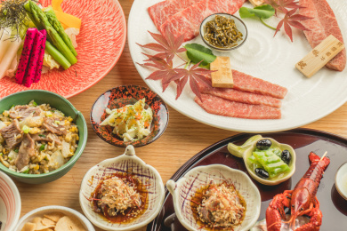 餐桌上精致的日式烤肉料理