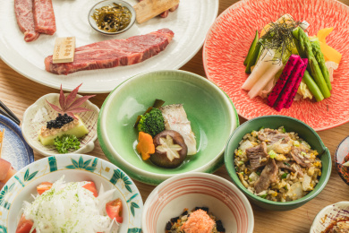 餐桌上精致的日式烤肉料理