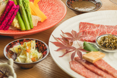 餐桌上精致的日式烤肉料理