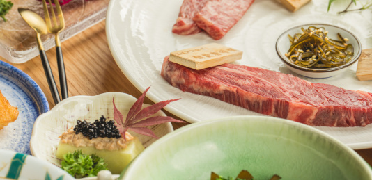 餐桌上精致的日式烤肉料理