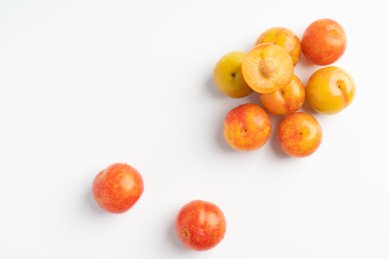 白色背景上 新鲜脆甜的橙色李子