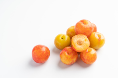 白色背景上 新鲜脆甜的橙色李子