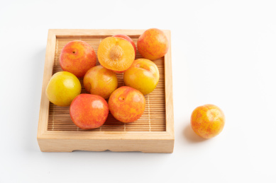 新鲜的水果——酸甜可口的李子