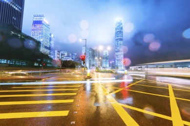 香港夜景，飞驰的汽车尾灯形成的光的轨迹
