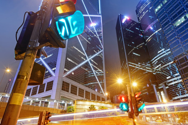 飞驰的汽车尾灯形成的光的轨迹，香港城市夜景，交通灯