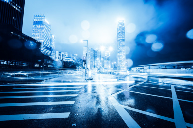 香港夜景，飞驰的汽车尾灯形成的光的轨迹
