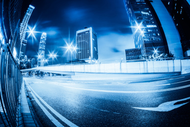 香港夜景，飞驰的汽车尾灯形成的光的轨迹
