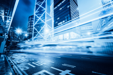香港夜景，飞驰的汽车尾灯形成的光的轨迹