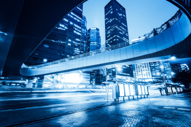 香港夜景，空白的广告牌，巴士站台在香港