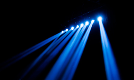 舞台射灯在黑色背景下