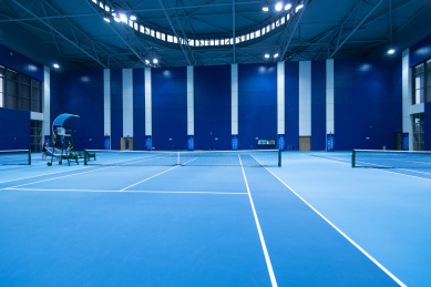 空旷无人的网球场