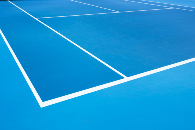 空旷无人的网球场