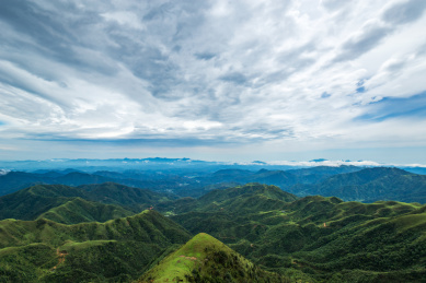 中国广东省阳江市阳春市双滘镇鸡笼顶，雨后乌云下的连绵群山